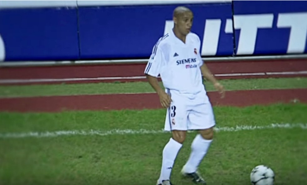 Roberto Carlos em ação pelo Real Madrid (Foto: Reprodução / YouTube)