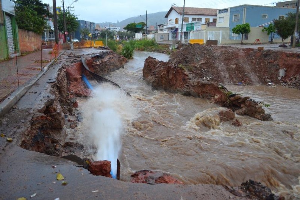Asfalto cede em avenida de São Roque e rompe adutora (Foto: São Roque Notícias/Divulgação)