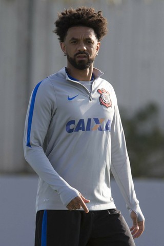 Contratações de volantes devem tirar espaço de Cristian no Corinthians
