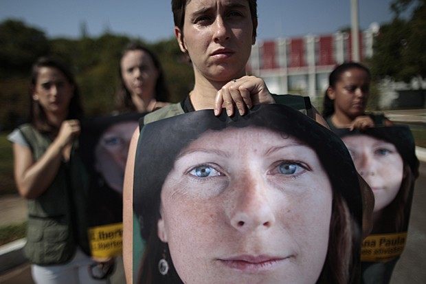 Ativistas do Greenpeace seguram faixa com imagem da brasileira Ana Paula Maciel durante protesto em frente à Embaixada da Rússia em Brasília, nesta sexta (27) (Foto: Ueslei Marcelino/Reuters)