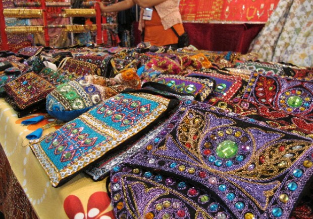 Peças típicas da Índia são algumas das atrações da feira (Foto: Anna Gabriela Ribeiro/G1)