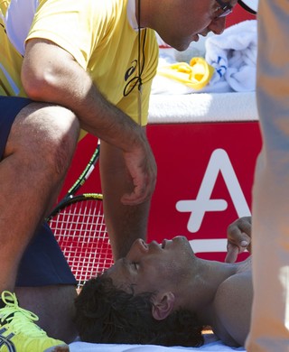 Feijão recebe atendimento médico contra Mayer (Foto: AFP)