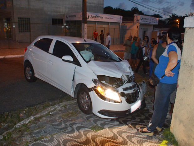 G1 Motorista não vê placa de pare e provoca acidente em João Pessoa