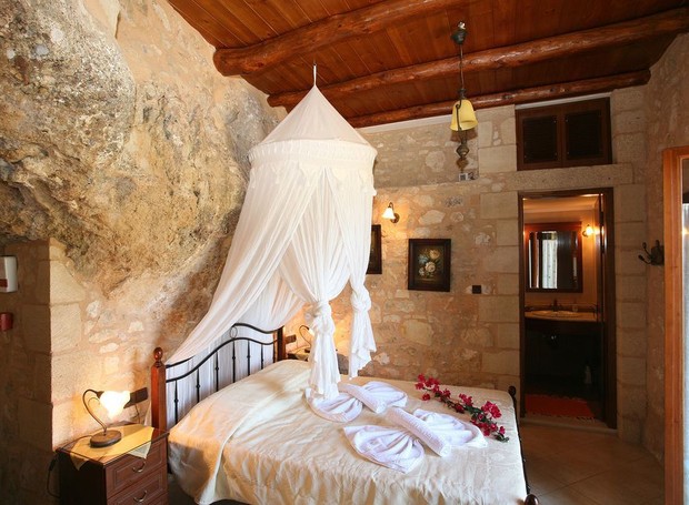 A construção em pedra dá um ar rústico e elegante à caverna (Foto: Airbnb/ Reprodução)