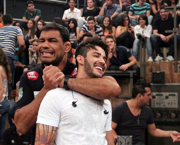 Rodrigo Minotauro dá um mata-leão no cantor Gusttavo Lima (Foto: TV Globo/Altas Horas)
