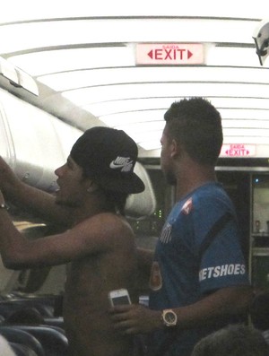 Neymar tira camisa em avião (Foto: Marcelo Hazan/Globoesporte.com)