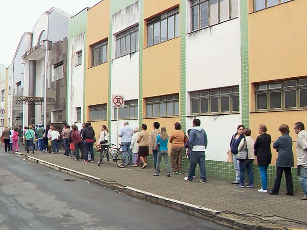 Vacinação contra o vírus influenza provoca filas no Sul de Minas (Foto: Reprodução EPTV)