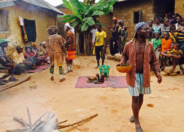 Moradores se reúnem para assistir a ritual de exorcismo (Foto: AP Photo/Youssouf Bah)