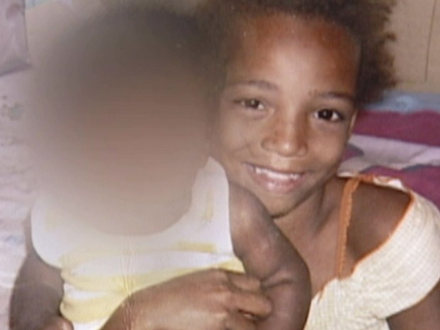 Morre a menina Adrielly, que esperou 8 horas por socorro após ser atingida por bala perdida no RJ (Foto: Reprodução Globo News)