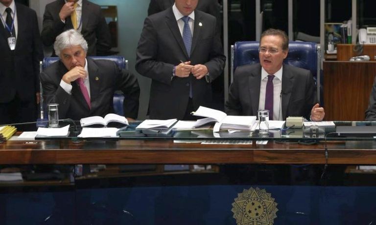 Senadores Delcídio Amaral (PT) e Renan Calheiros (PMDB) durante votação da Medida Provisória