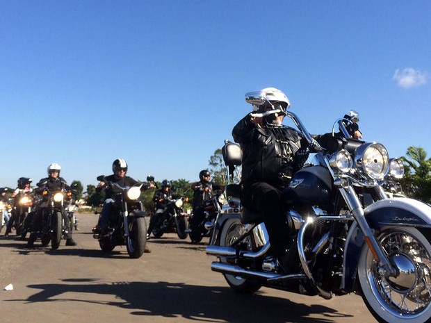 Motociclistas seguem para o cemitério Campo da Esperança, em Brasília, em homanagem a colega morto atropelado no domingo, no Sudoeste (Foto: Mateus Vidigal/G1) Motociclistas seguem para o cemitério Campo da Esperança, em Brasília, em homanagem a colega morto atropelado no domingo, no Sudoeste (Foto: Mateus Vidigal/G1)