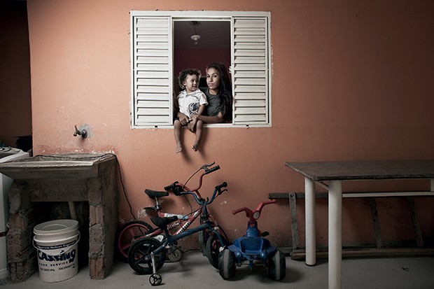 dificuldade A dona de casa Gleiciane Mota e o filho Aaron, em casa, em Campinas. Ela tentou colocar DIU duas vezes na rede pública e não encontrou médicos (Foto: Camila Fontana/ÉPOCA)