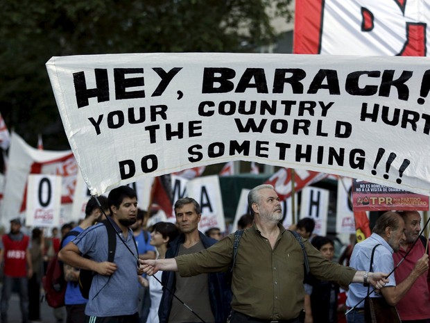 Manifestantes protestam contra a visita de Barack Obama em frente à embaixada dos EUA em Buenos Aires, na quarta (23) (Foto: Reuters/Agustin Marcarian)