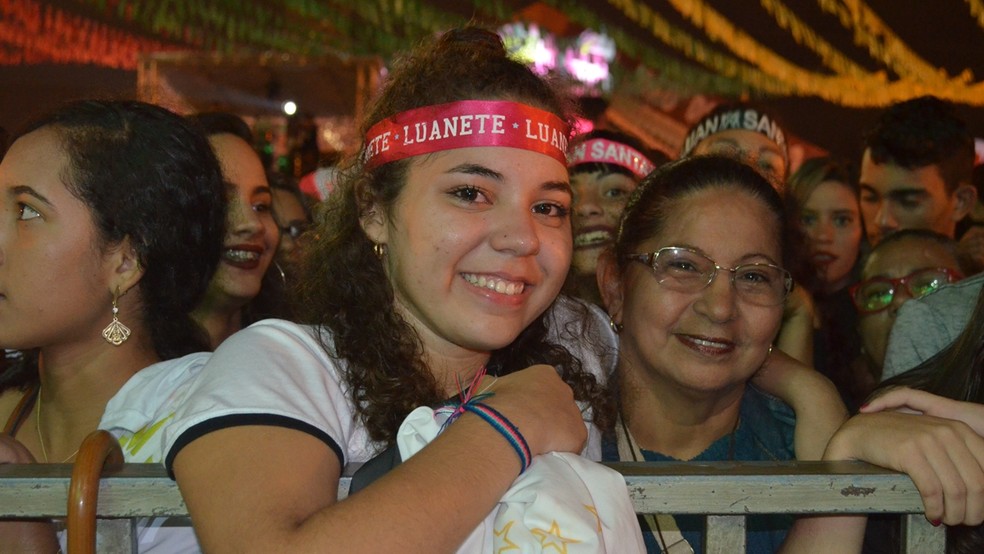 Maysa, 13 anos, chegou bem cedo no Parque do Povo com a tia, para garantir lugar na frente do palco (Foto: Artur Lira/G1)