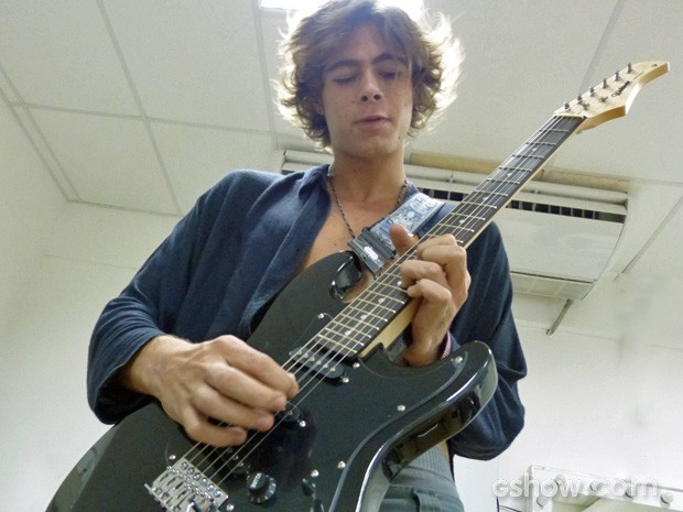 Rafael Vitti está aproveitando o laboratório d eMalhação pa aprender a tocar guitarra (Foto: Malhação / TV Globo)