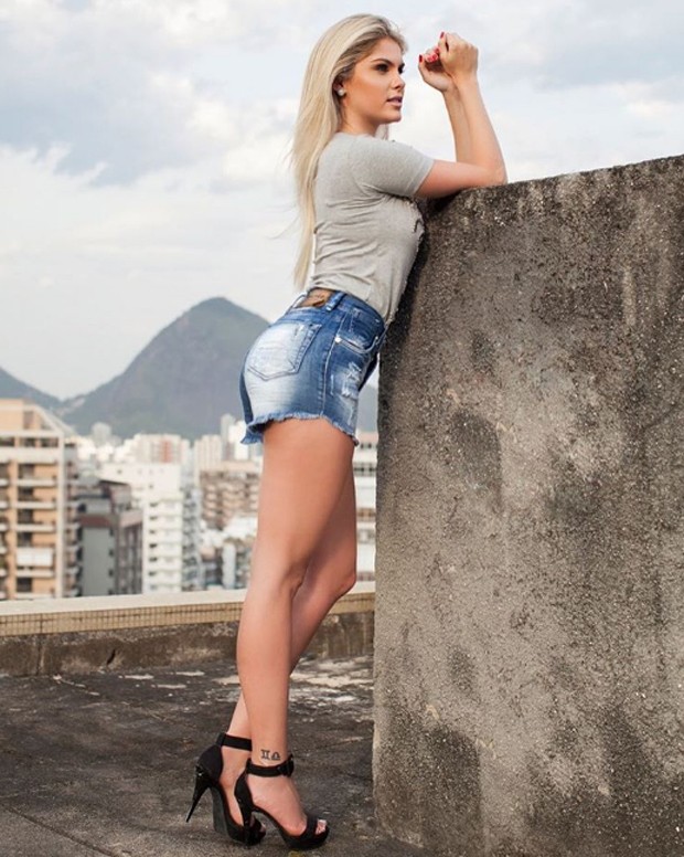 B Rbara Evans Posa De Shortinho Jeans E D Show De Pernas Del Cia Quem Quem News