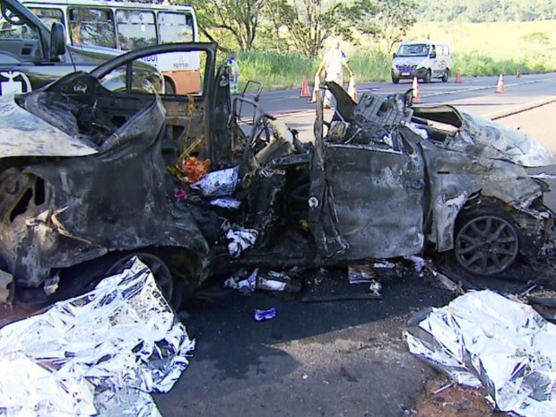 G Tr S Morrem Carbonizados Em Colis O Entre Carreta E Carro Em