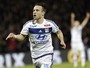 Valbuena marca, dá passe e Lyon bate Toulouse no Campeonato Francês