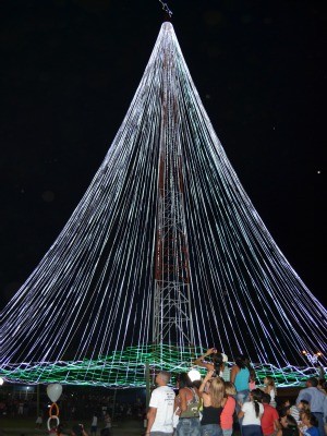 Árvore de Natal inaugurada em Ariquemes é a maior de Rondônia (Foto: Eliete Marques/G1)