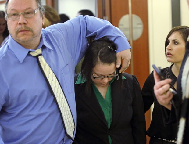 Alicia Englert chega com seu pai a audiência de seu caso nesta segunda-feira (9) em Salt Lake City, nos EUA (Foto: Rick Bowmer/AP)