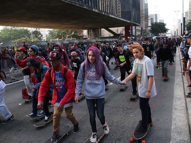 Skatistas tomaram a Avenida Paulista neste domingo (Foto: Renato S. Cerqueira/Futura Press/Estadão Conteúdo)