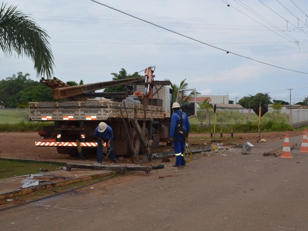 O impacto da batida foi tão forte que o poste caiu deixando moradore sem energia elétrica. (Foto: Reprodução Rede Amazônica)