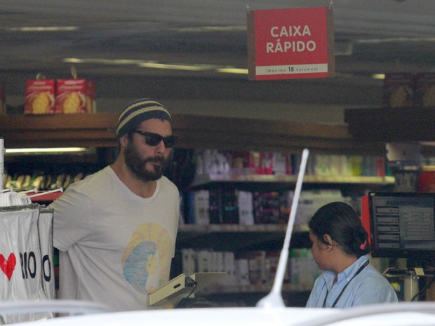 Thiago Lacerda faz compras em mercado da Barra (Foto: Dilson Silva / AgNews)