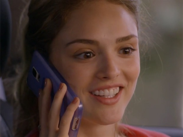 Júlia recebe ligação inesperada de Pedro (Foto: TV Globo)