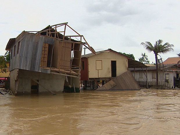 Com casas inundadas, população tenta encontrar novas moradias (Foto: Reprodção/TV Amazonas)