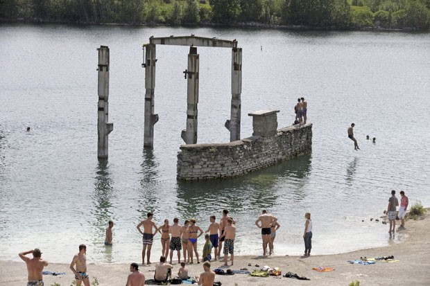 Uma antiga prisão e campo de trabalho forçado da era soviética se transformou em um balneário com pontos de mergulho que atrai moradores locais e turistas na Estônia (Foto: Ints Kalnins/Reuters)