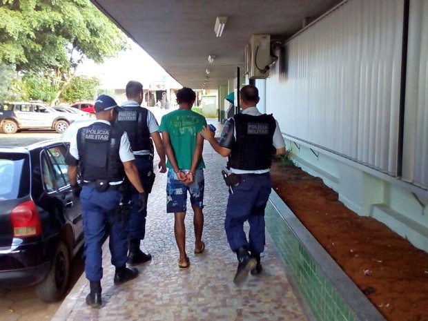 Policiais militares levam suspeito de roubo para delegacia no DF (Foto: Polícia Militar/Divulgação)