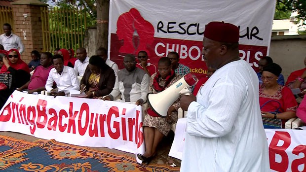 Protestos pedem libertação de meninas sequestradas por Boko Haram na Nigéria (Foto: BBC)