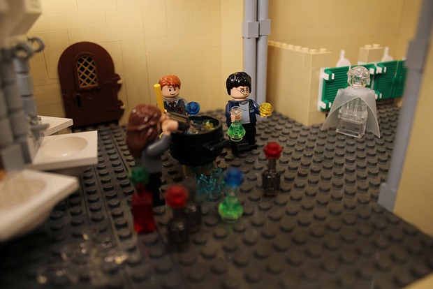 Hermione, Ron e Harry Potter no banheiro da Murta que Geme em réplica feita de Lego (Foto: Reprodução/Alice Finch)