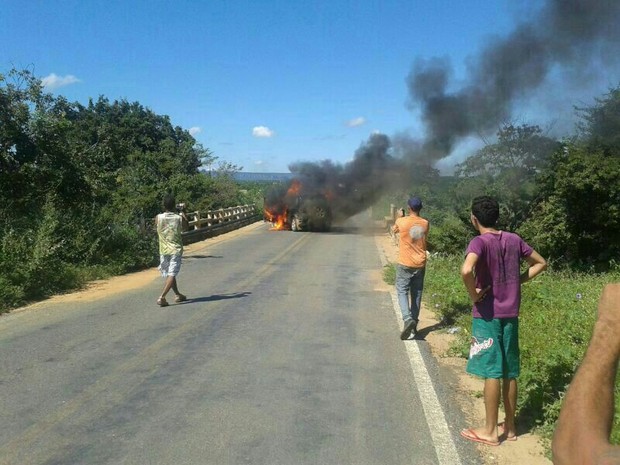 Assaltantes chegaram a queimar carro em cima de ponte durante fuga (Foto: Ellyo Teixeira/G1)
