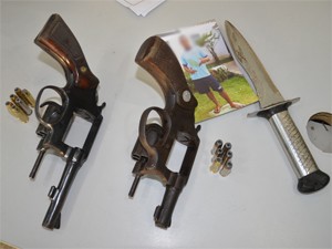 Armas foram apreendidas na casa da mulher (Foto: Walter Paparazzo/G1)