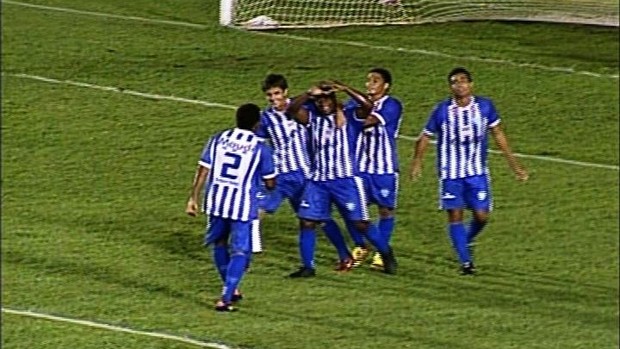 Henrique comemora seu gol pelo Crac (Foto: Reprodução/TV Anhanguera)