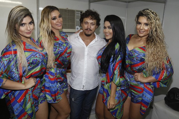 Fábio Lago posa cercado de bailarinas (Foto: Fred Pontes/Divulgação)