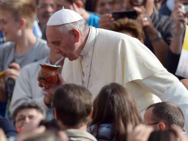 Papa Francisco bebe em uma cuia durante audiência na Praça São Pedro no Vaticano, em outubro de 2013.