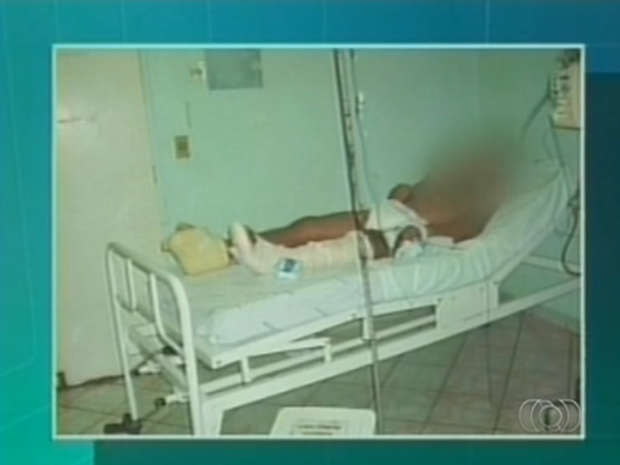 Paciente isolado em quarto com infiltrações no Hospital Regional de Araguaína (Foto: Reprodução/TV Anhanguera)