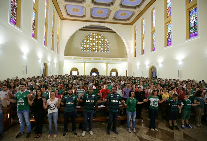 Torcedores em Missa na Catedral (Foto: Reuters) Torcedores em Missa na Catedral (Foto: Reuters)