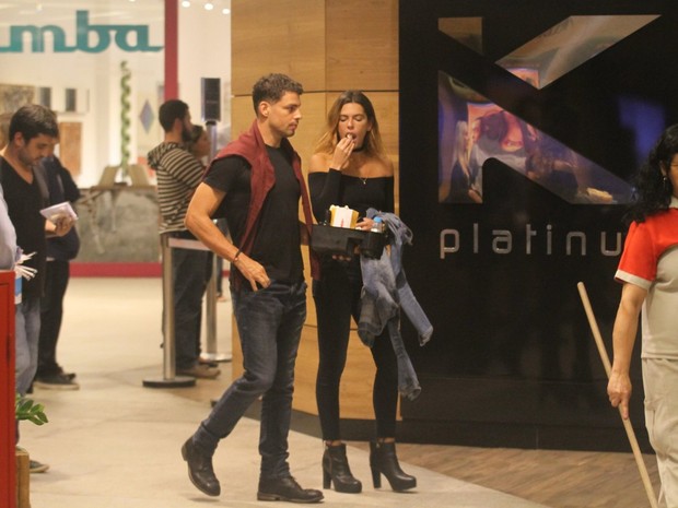 Cauã Reymond e a namorada, Mariana Goldfarb, em shopping em São Conrado, Zona Sul do Rio (Foto: Daniel Delmiro/ Ag. News)