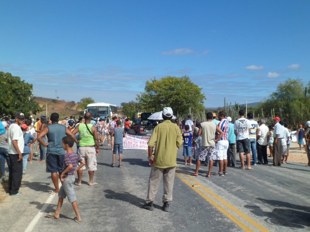 Manifestantes fecharam a BR-367, no trevo da cidade por cerca de 30 minutos. (Foto: Lidiane Cardoso)