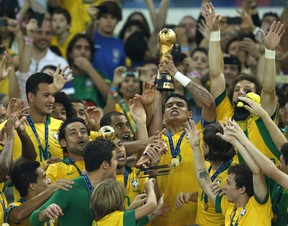 Brasil ergue a taça da Copa das Confederações (Foto: AP Photo/Victor R. Caivano)