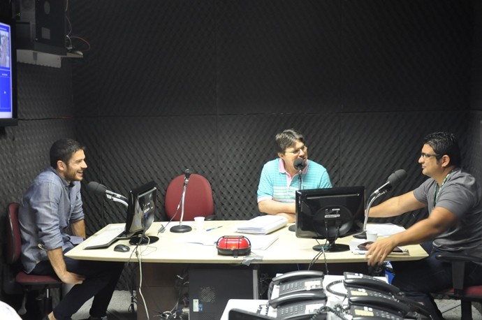 Em visita, Marco Pigossi conversou com o apresentor Ênio Carlos na Rádio Verdes Mares. (Foto: Falkner Moreira / SVM)