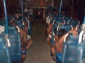 Presos que deveriam ser transferidos de Parnamirim para Alcaçuz tiveram que ser levados para Natal; ônibus de turismo locado fez o transporte (Foto: G1/RN)
