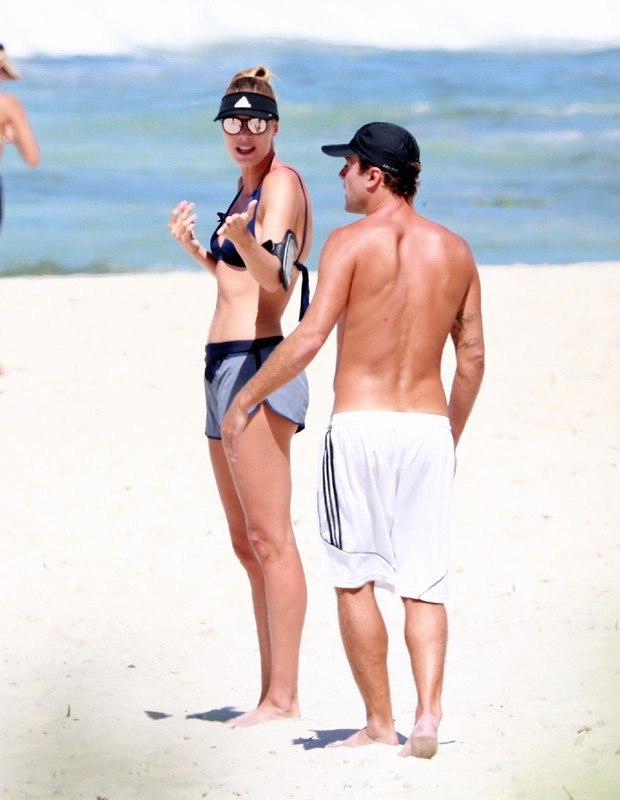 Roger Flores e a mulher, Betina Schmidt em praia no Rio (Foto: Dilson Silva/AgNews) Roger Flores e a mulher, Betina Schmidt em praia no Rio (Foto: Dilson Silva/AgNews)