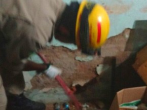 Bombeiros quebram parede para resgatar cadela em Caldas Novas, Goiás (Foto: Divulgação/ Corpo de Bombeiros) Bombeiros quebram parede para resgatar cadela em Caldas Novas, Goiás (Foto: Divulgação/ Corpo de Bombeiros)