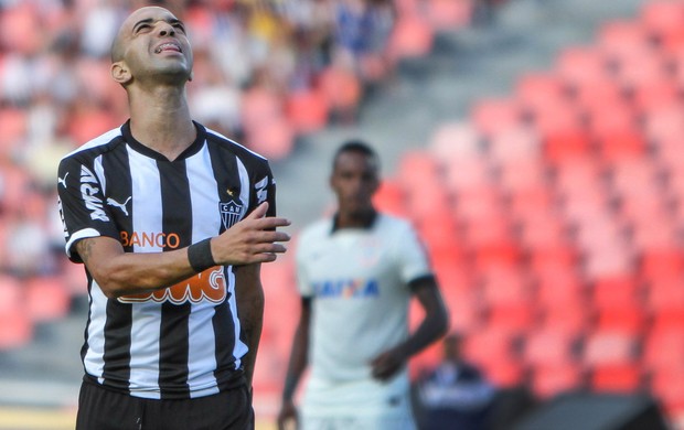 Riveros, Tardelli e Damião disputam qual foi o gol mais perdido.