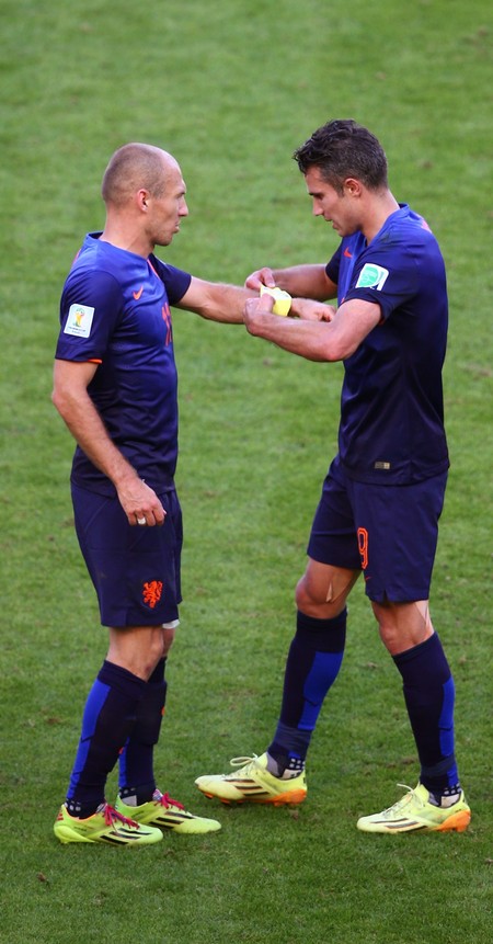 Robben recebe de Robin van Persie a braadeira de capito contra a Austrlia (Foto: Agncia Getty Images)