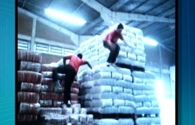 Adolescentes aparecem em vídeo pulando sobre pilhas de arroz (Foto: Reprodução/TV Anhanguera)